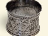 une coupe en argent ornée d'un motif