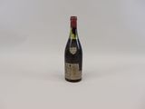une bouteille de vin posée sur une table
