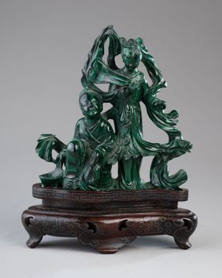 une image représentant une statue d'une femme accompagnée d'un chien, posée sur un socle
