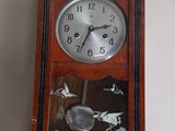 une horloge accrochée au mur, près du mur