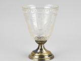 une coupe en verre ancienne, avec un pied et un bord dorés