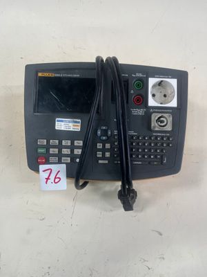 une image représentant une calculatrice numérique reliée à un cordon
