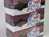 trois boîtes de chocolats sont empilées les unes sur les autres