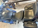 une moto qui est garée dans un garage