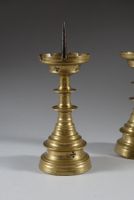 Paire de pique-cierges en bronze, fût à deux nœuds aplatis, … (photo 2)