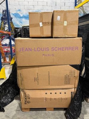 de nombreux cartons empilés les uns sur les autres dans un entrepôt