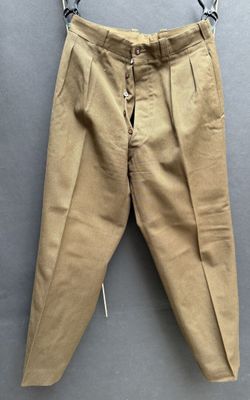 une photo d'un pantalon beige accroché au mur