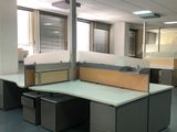 un bureau vide avec un bureau et des chaises à l'intérieur