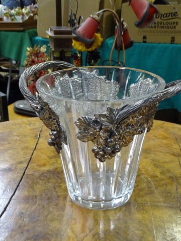 LE VALET A VIN, Musée du vin : seau à champagne en cristal et mét...
