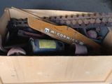 une caisse remplie de bouteilles de vin et d'outils