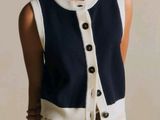 une femme qui pose pour une photo, vêtue d'un gilet
