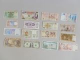 de nombreux types de papier-monnaie sur la table