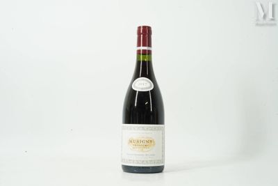 une bouteille de vin posée sur une table