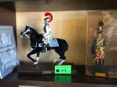 une figurine représentant un homme à cheval, posée sur une étagère