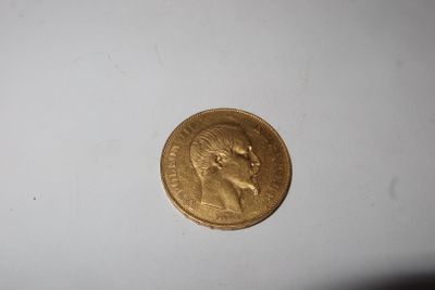 gros plan d'une pièce d'or sur une surface blanche