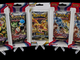 cinq paquets de cartes à collectionner Pokémon dans un présentoir
