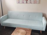 une photo d'un salon avec un canapé et une table basse