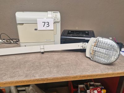 une photo d'une imprimante posée sur un bureau