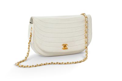 Sac à rabat Chanel en cuir d'agneau matelassé blanc