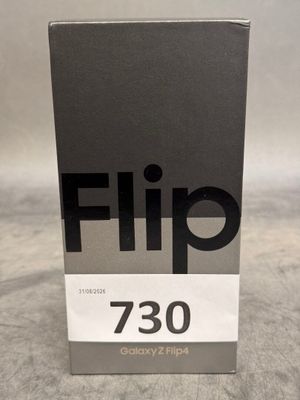 un gros plan sur une boîte de téléphones à clapet posée sur une table