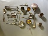 beaucoup de cuillères en argent et de cuillères à soupe sur la table