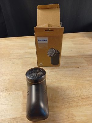 une boîte et un moulin à café posés sur une table