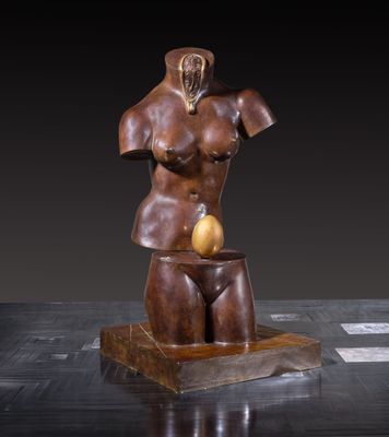 sculpture en bronze représentant un torse féminin tenant une pomme, posée sur un socle en bois