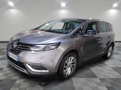 une voiture grise est garée sur le sol à carreaux d'un garage
