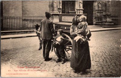 un homme et une femme debout devant une calèche