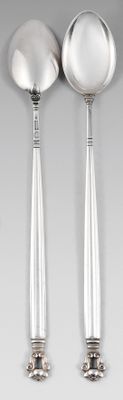 une paire de cuillères plaquées argent sur fond blanc