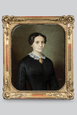 portrait d'une femme en robe noire dans un cadre doré