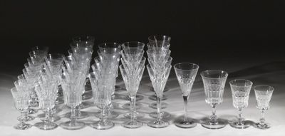 un grand nombre de verres à vin posés sur une table