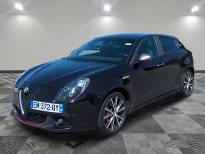 la photo d'une voiture noire garée dans un garage