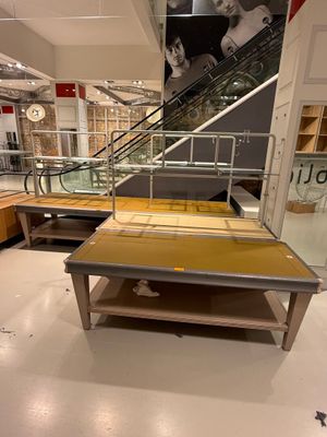 3 Tables basses de présentation en chêne cérusé sur 4 pieds …