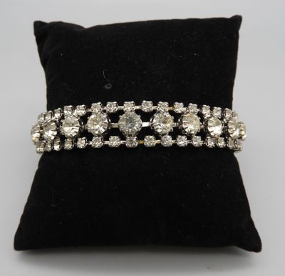 Dans le goût de Roger Scemana un bracelet imitation brillant…