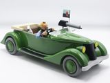une petite voiture verte avec un homme assis à l'intérieur