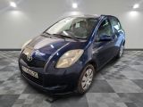 une photo d'une Toyota Yaris bleue garée dans un garage