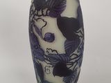 un vase orné d'un motif d'oiseau, posé sur une table