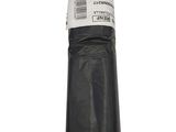 un gros plan d'un rouleau de plastique noir sur fond blanc