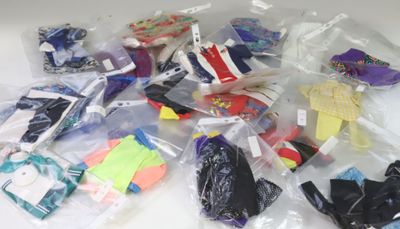 Ensemble de vêtements dépareillés de différentes périodes po… - Photo 1