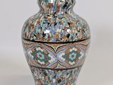 un vase posé sur une surface blanche