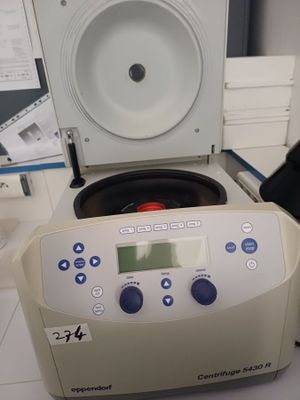 une machine posée sur un comptoir