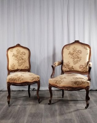paire de fauteuils anciens de style Louis XV en bois sculpté