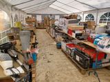 des tas de cartons, les uns sur les autres, sur les étagères de la tente