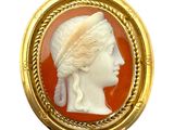 On y voit le profil d'une femme dans un cadre doré