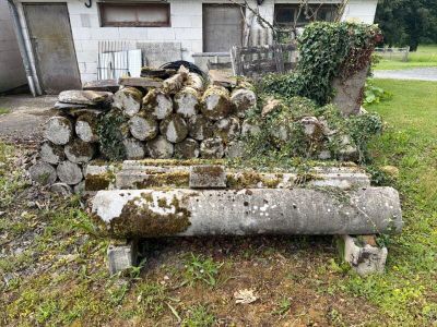 un banc en pierre posé dans l'herbe