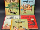 Quatre livres pour enfants sont alignés sur une surface noire