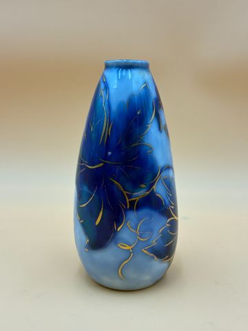 THARAUD Limoges. Vase en porcelaine à décor de pampres de vigne b