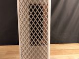 un purificateur d'air blanc posé sur une table en bois