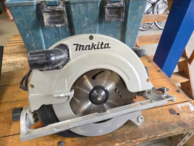 a picture of a circular saw on a wooden table